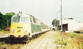 Lokomotywa spalinowa SU45-164 z wagonami osobowymi na stacji w Olecku....